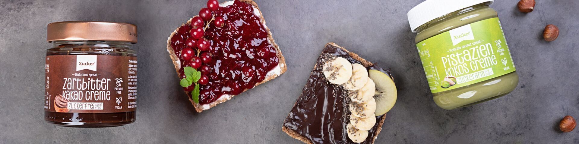 Zuckerarme Aufstriche „Nuss Nougat“ und „Pistazie-Kokos“ von Xucker mit bestrichenen Toasts