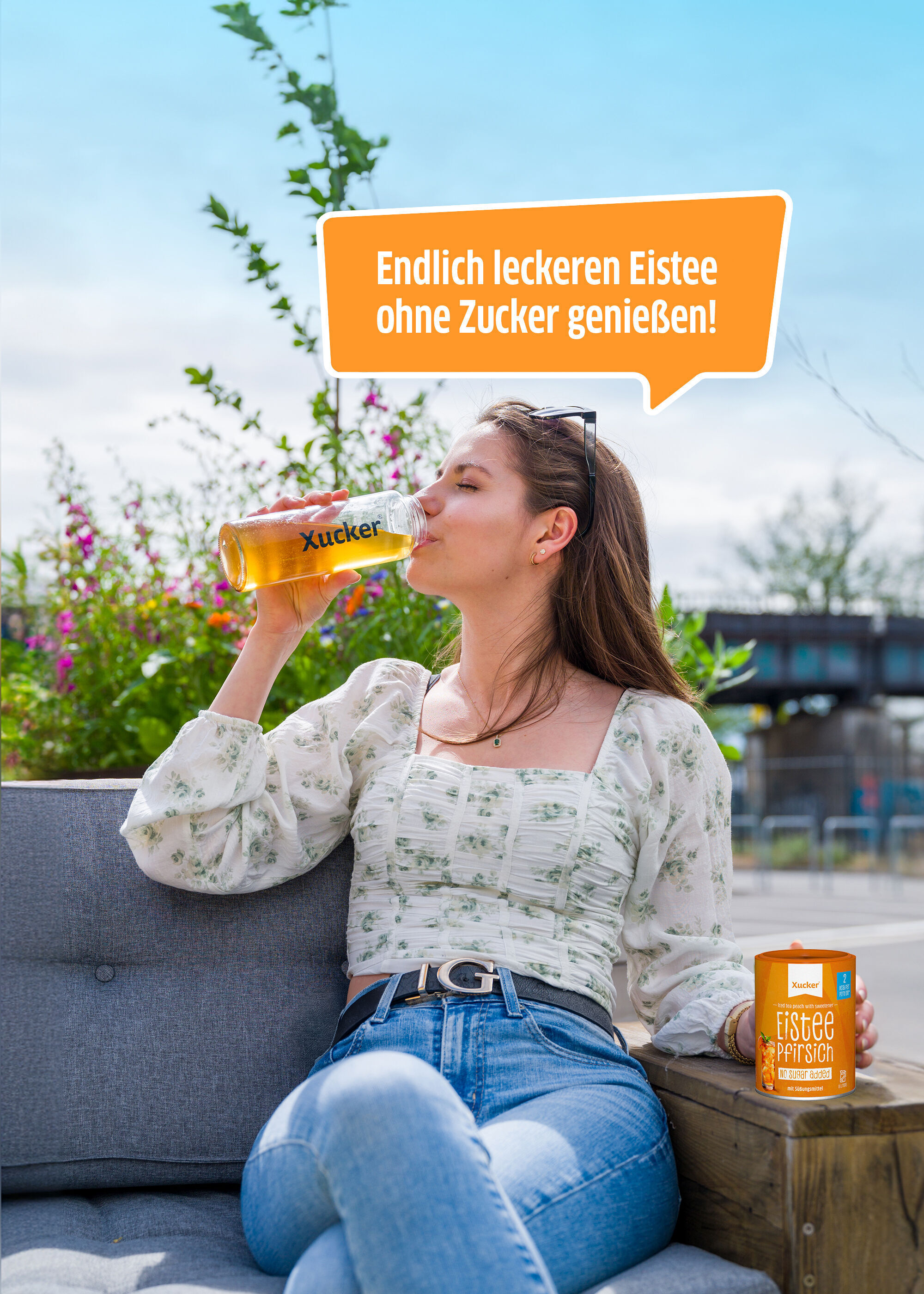 Xucker Eistee Pfirsich – zuckerarmes Pulver für erfrischende Pfirsich-Getränke mit natürlichen Aromen - junge Frau erfreut sich über ihren Eistee mit Xucker
