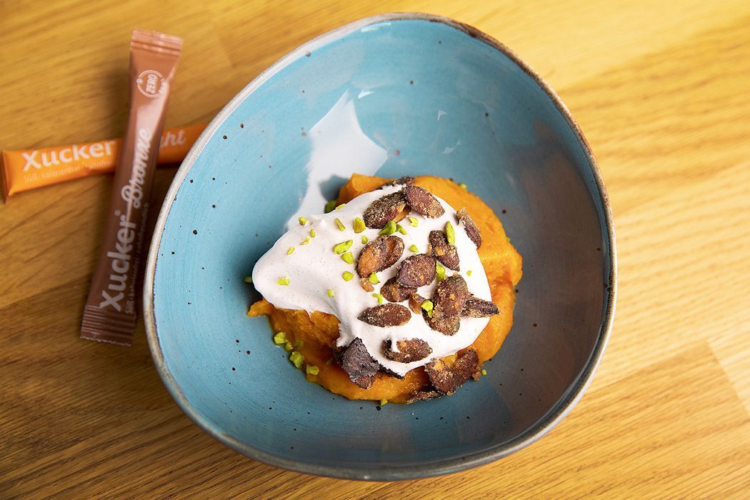 Veganes Kürbiseis mit Zimtschaum