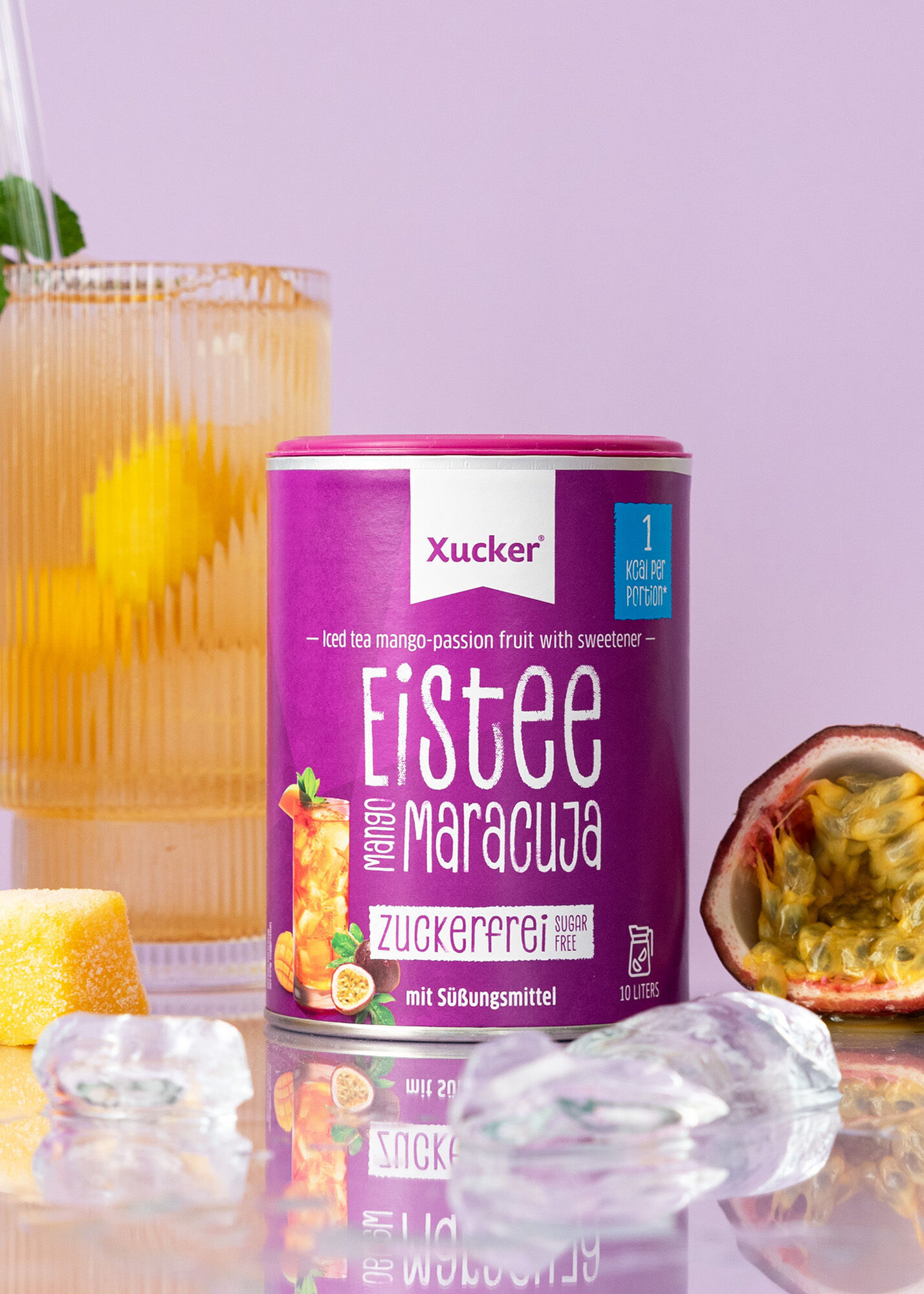 Xucker Eistee Mango-Maracuja – zuckerarmes Pulver für erfrischende Mango-Maracuja-Getränke mit natürlichen Aromen - Frontbild mit Eiswürfeln