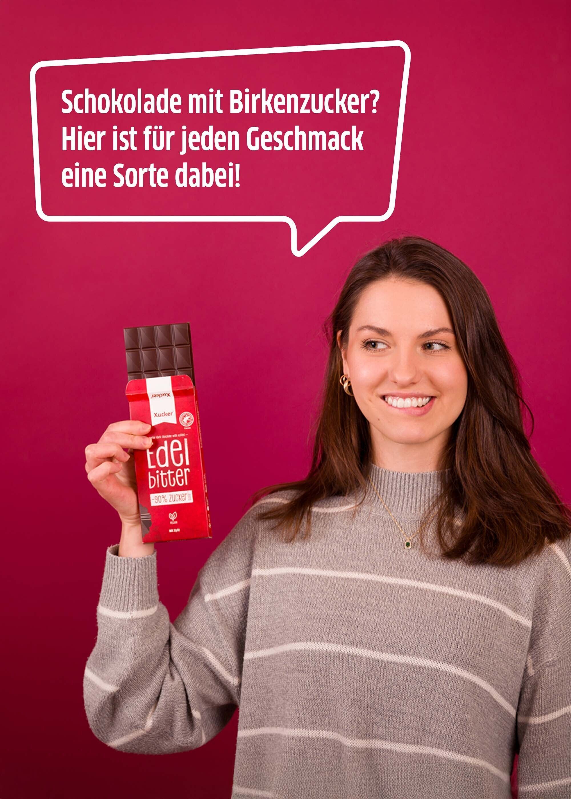 Junge Frau hält Edelbitter-Schokolade ohne Zuckerzusatz.