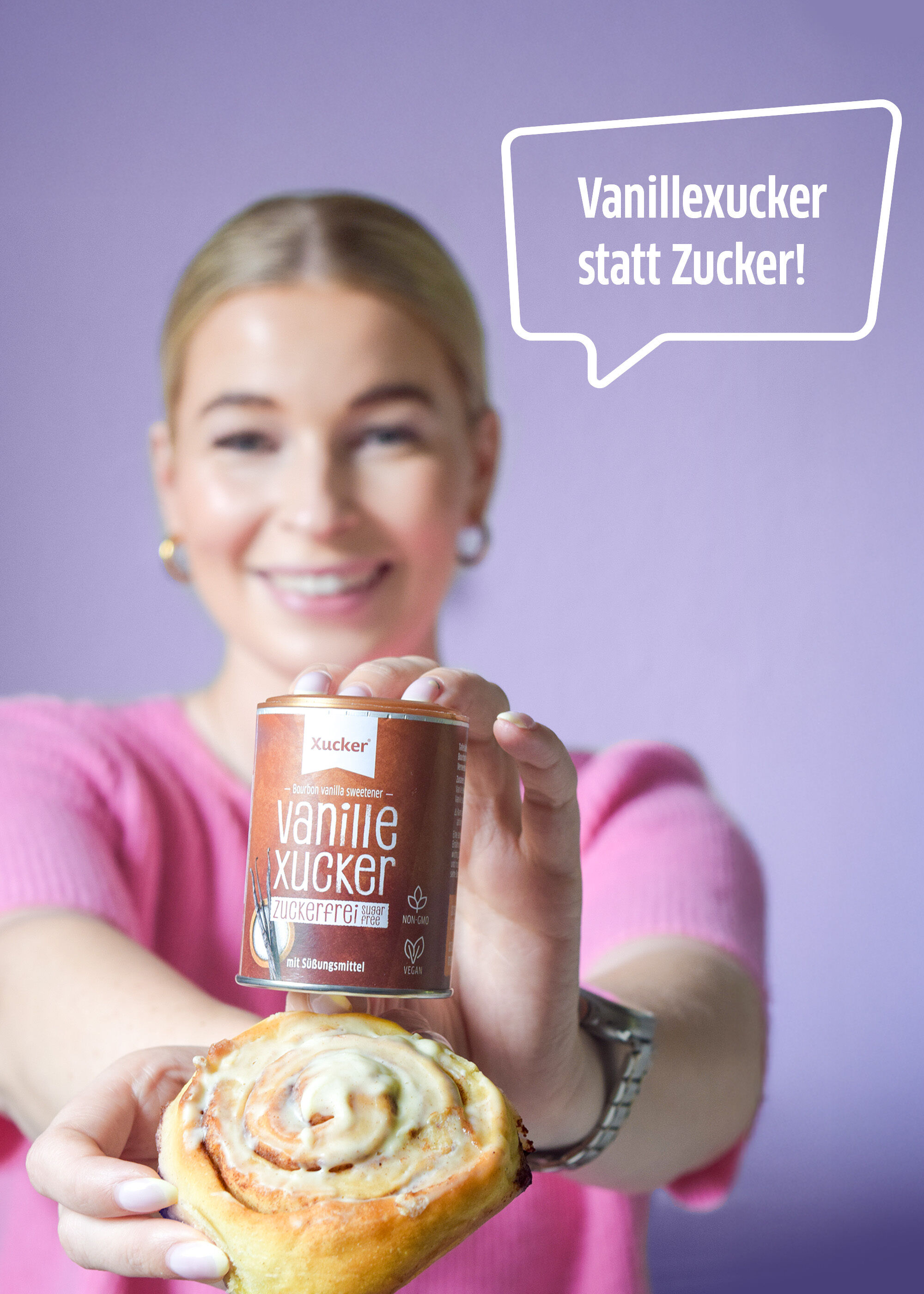 Frau hält Xucker Vanillexucker und Zimtschnecke, ideal als zuckerfreie Vanille-Alternative zum Backen & Süßen.
