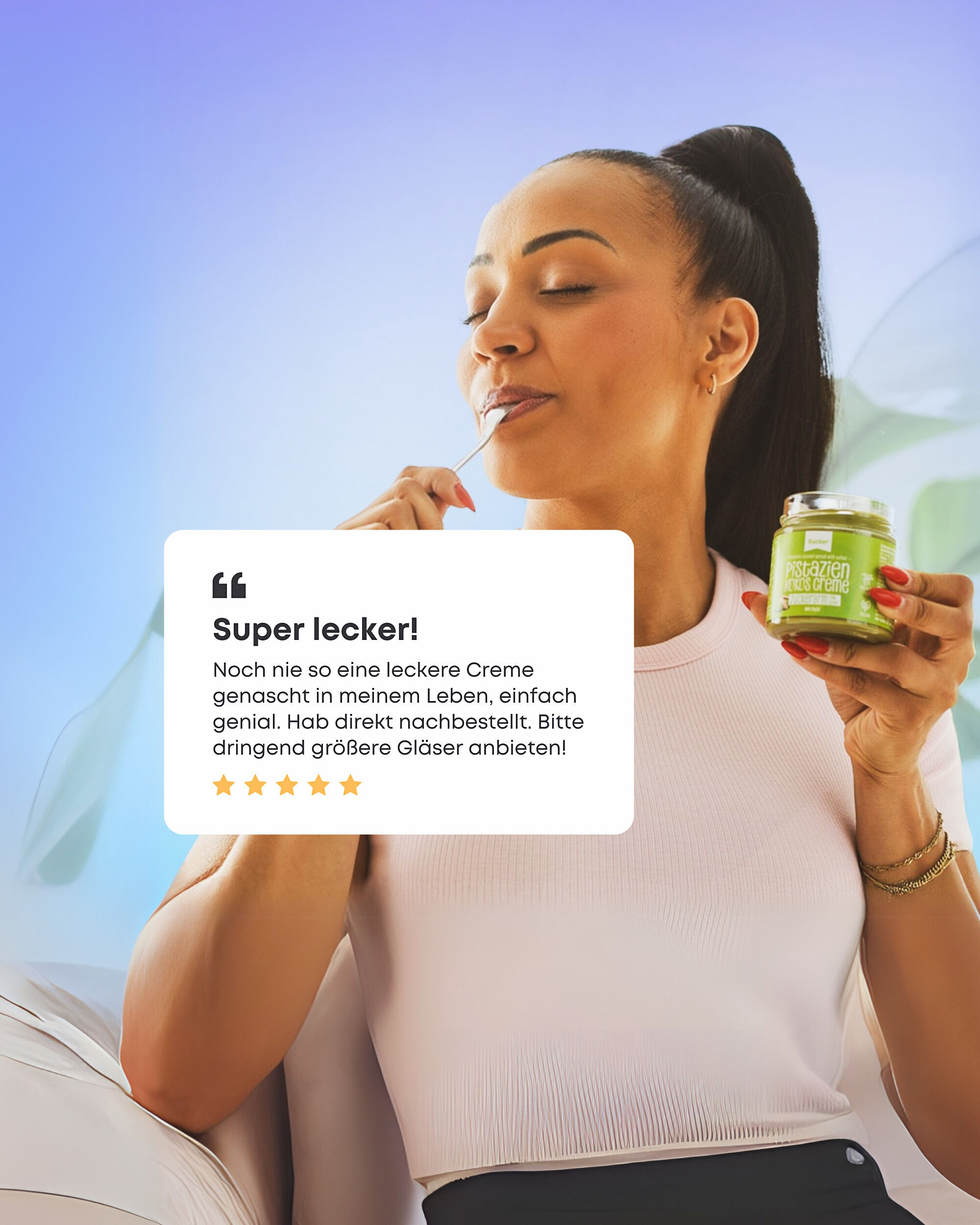 Frau genießt Xucker Kokos Pistaziencreme ohne Zuckerzusatz, leckerer Brotaufstrich mit Pistazien