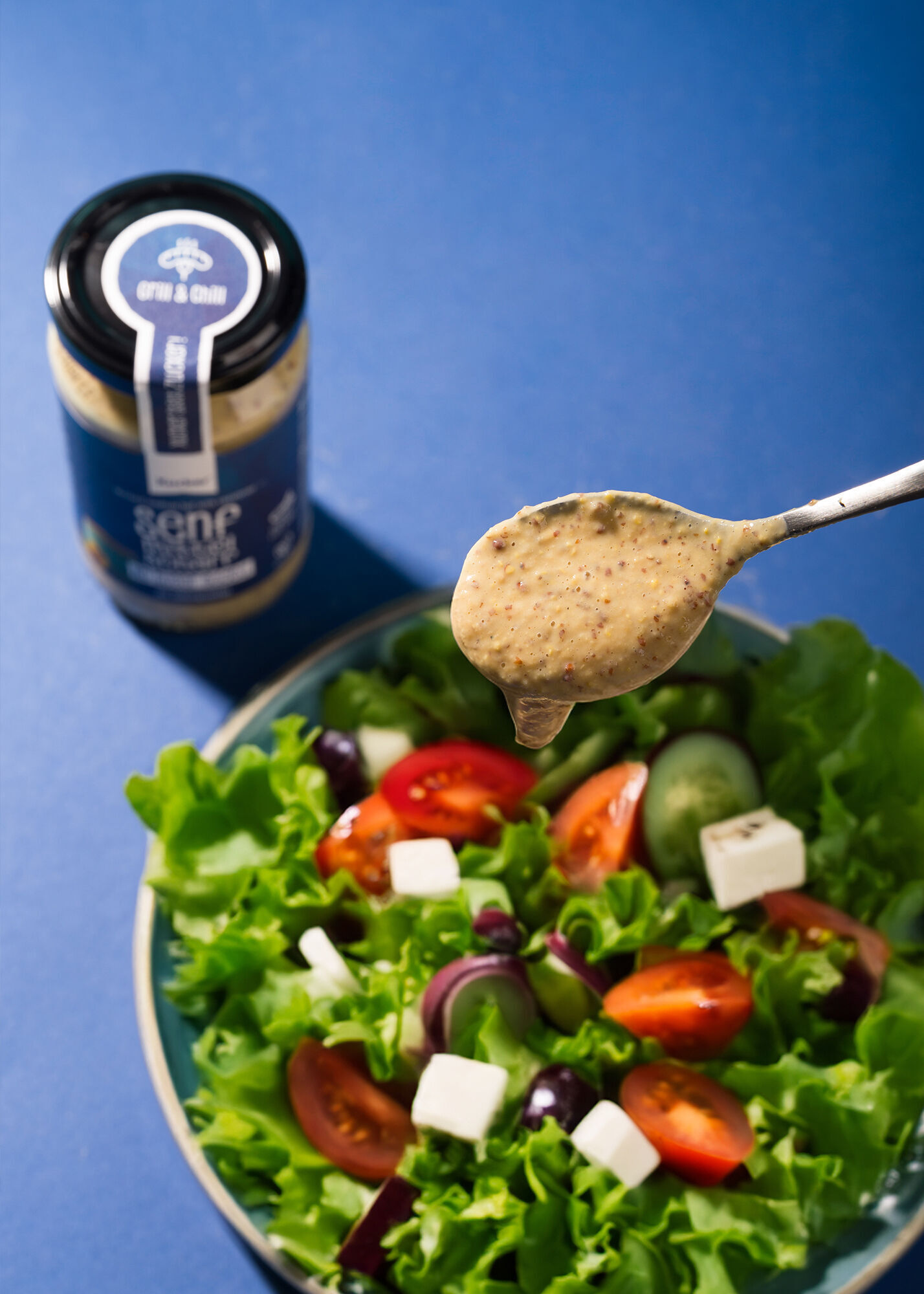 Senf wird auf Salat verteilt