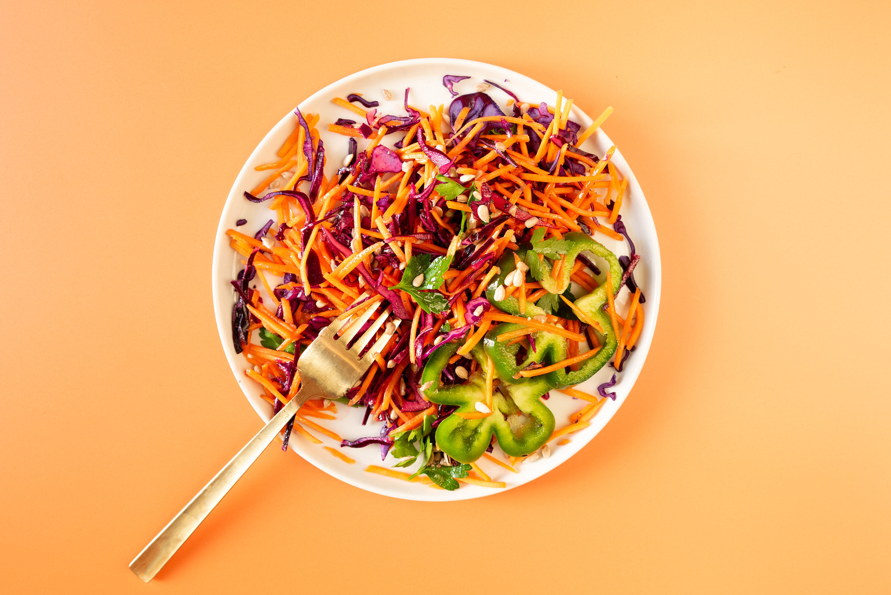 Knackiger Karotten Rotkohl Salat