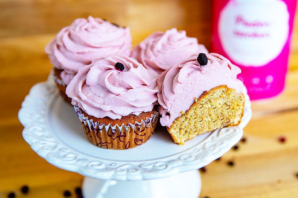 Cupcakes mit Açaí-Buttercreme-Frosting