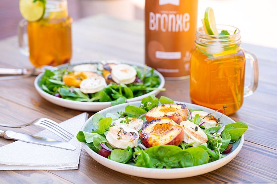 Gegrillter Pfirsich mit Ziegenkäse, Xucker Bronxe und Thymian