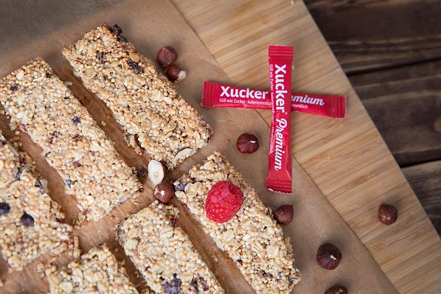 Müsliriegel mit Haselnüssen und Himbeeren