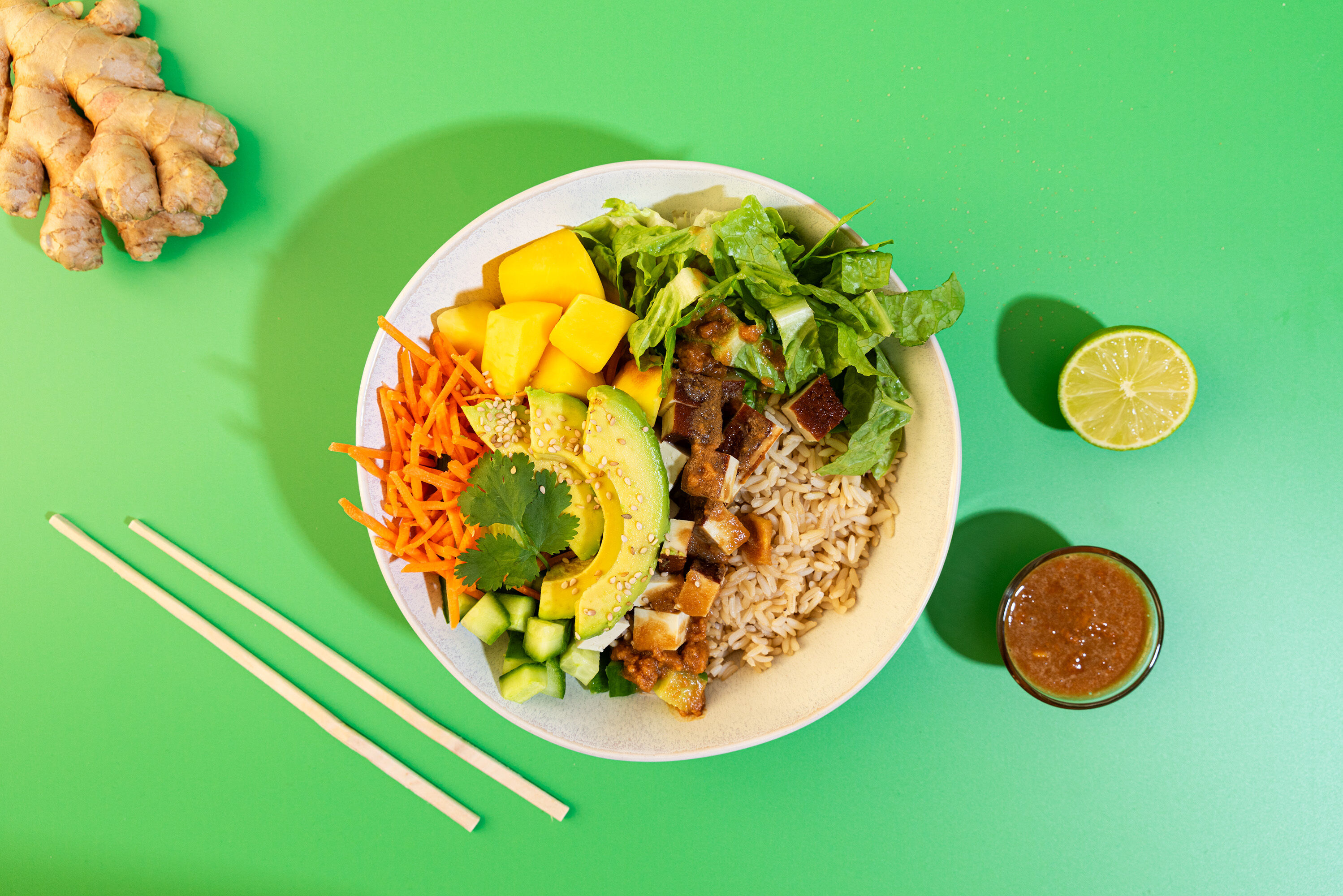 Vegane Bowl mit Limetten-Erdnuss-Dressing