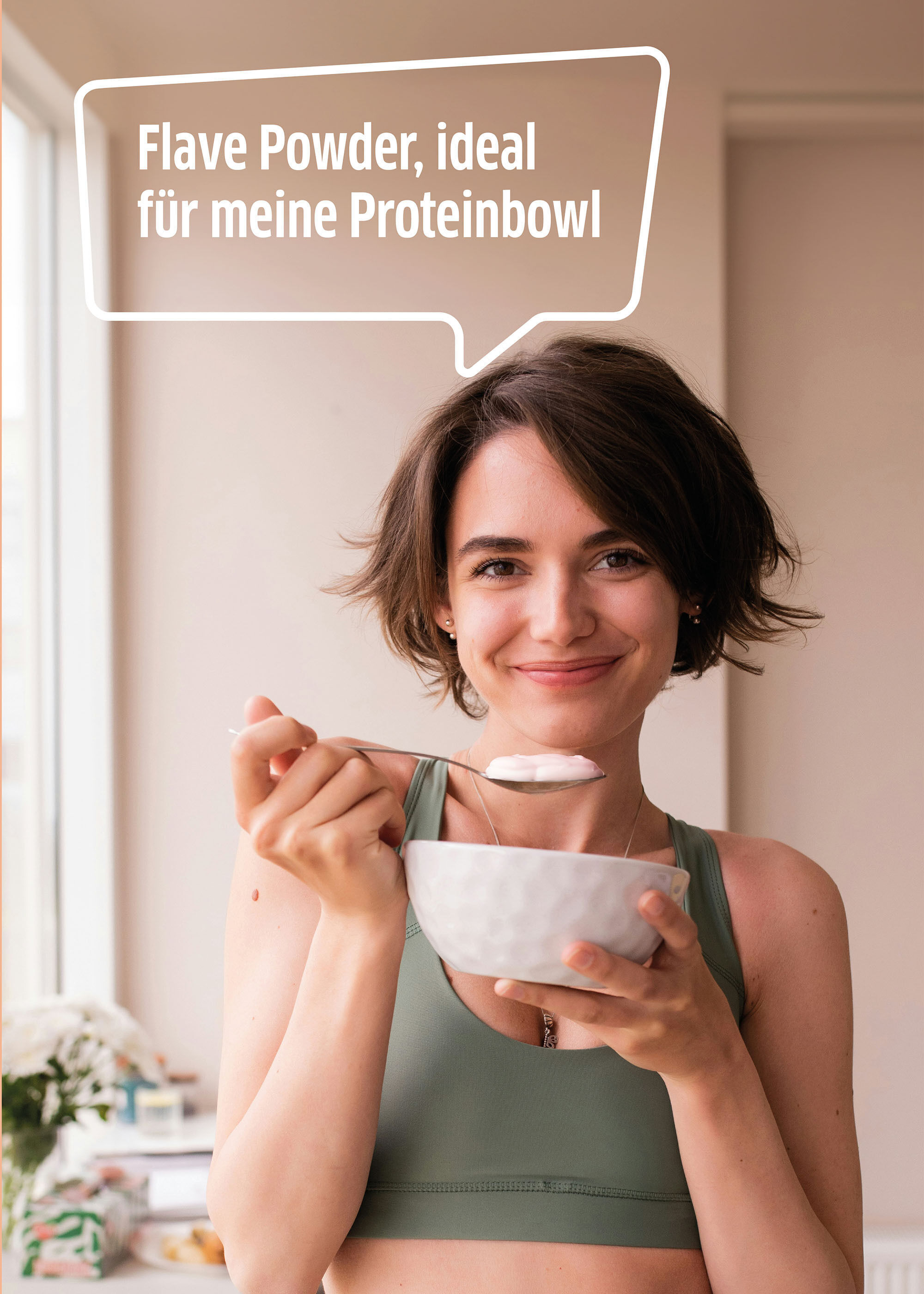 Frau mit Proteinbowl in der Hand 