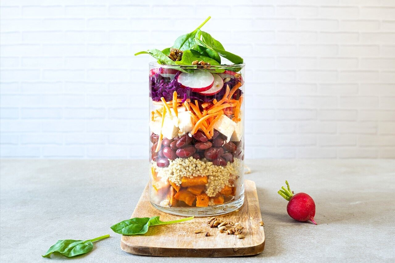 Quinoa-Salat im Glas – mit Himbeer-Senf-Vinaigrette