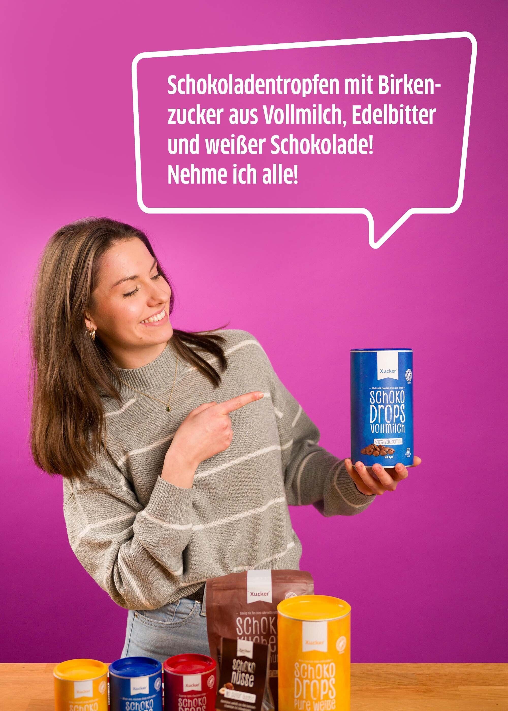 Frau genießt die zuckerreduzierten Vollmilch-Schokodrops von Xucker.