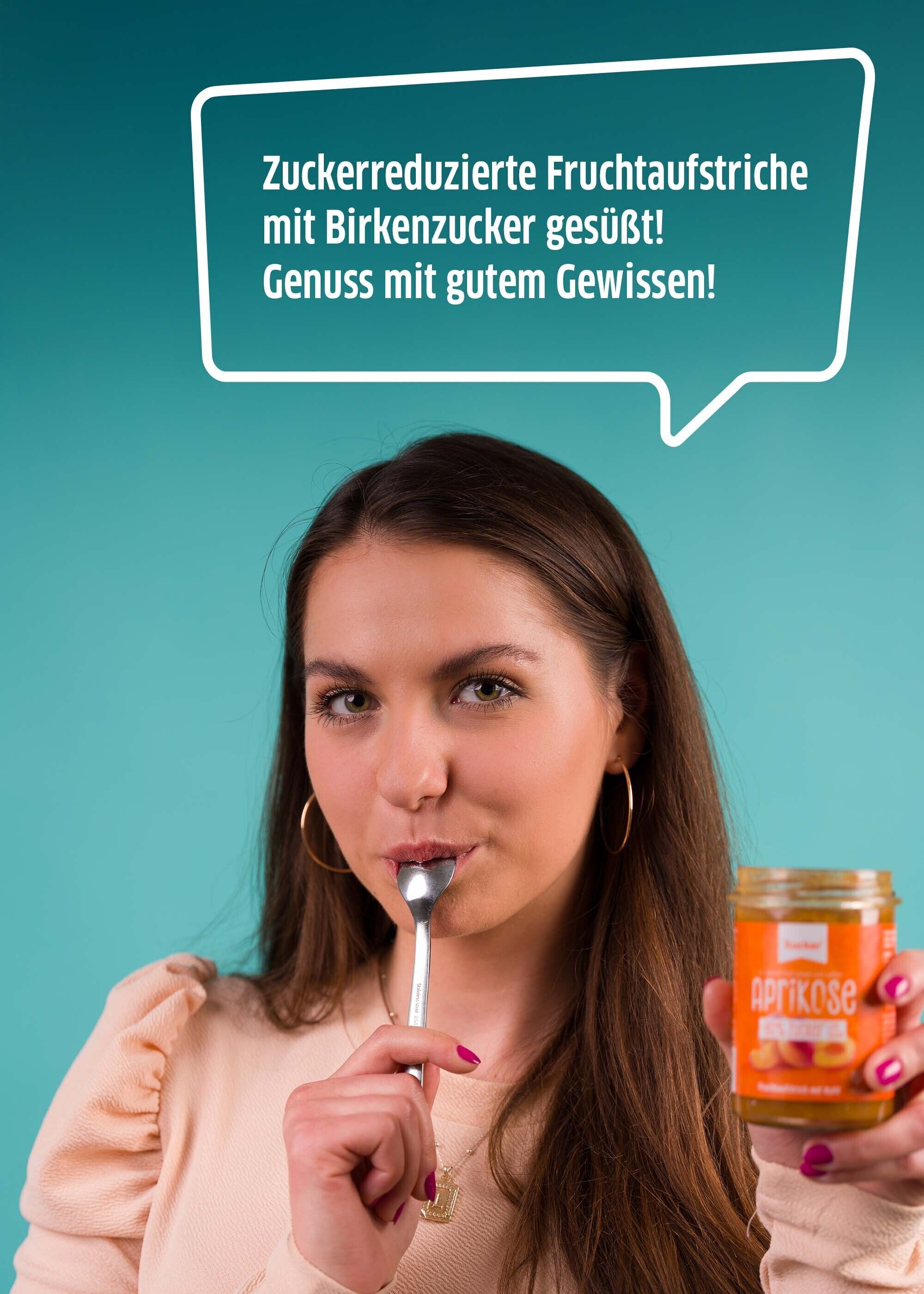 Junge Frau genießt Fruchtaufstrich von Xucker – perfekter Genuss ohne Zuckerzusatz mit hohem Fruchtanteil und vegan.