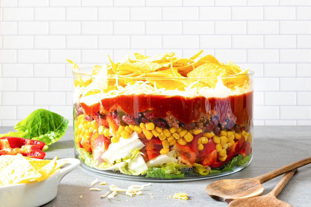 Schneller mexikanischer Taco-Salat: Der perfekte Party-Schichtsalat Schneller mexikanischer Taco-Salat: Der perfekte Party-Schichtsalat