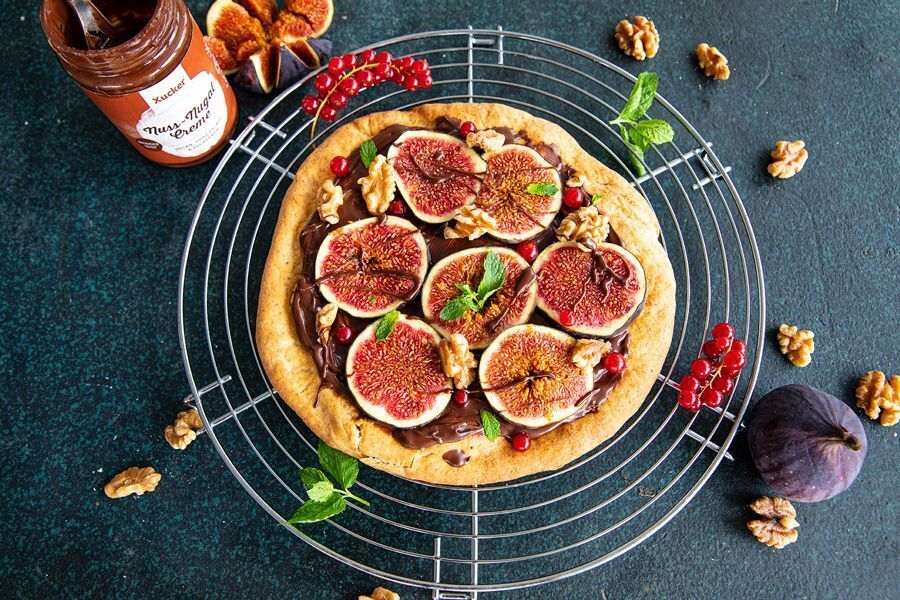 Süße Pizza mit Schoko und Feigen