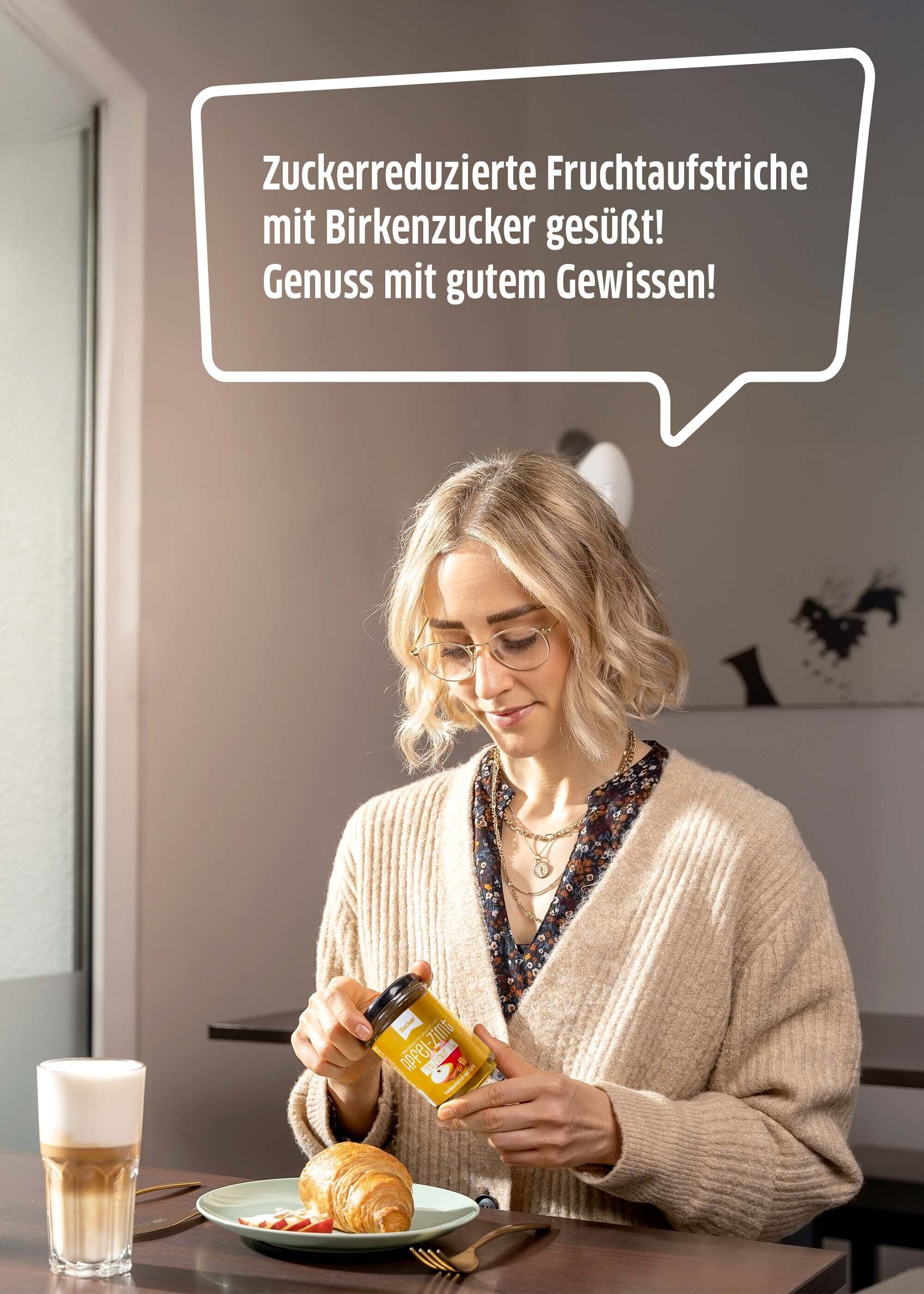 Kundin genießt den Xucker Apfel Zimt Aufstrich auf einem frischen Croissant.