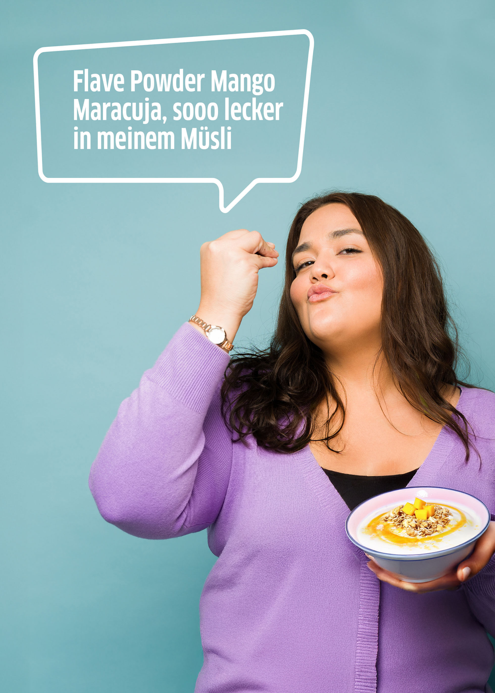 Xucker Mango-Maracuja Flave Powder – fruchtiges Pulver zum Verfeinern von Getränken und Desserts - junge Frau freut sich über ihr leckeres Müsli mit Xucker Flave Powder