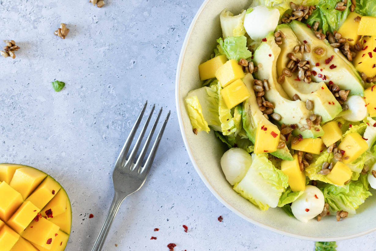 Mango-Mozzarella-Salat mit karamellisierten Sonnenblumenkernen