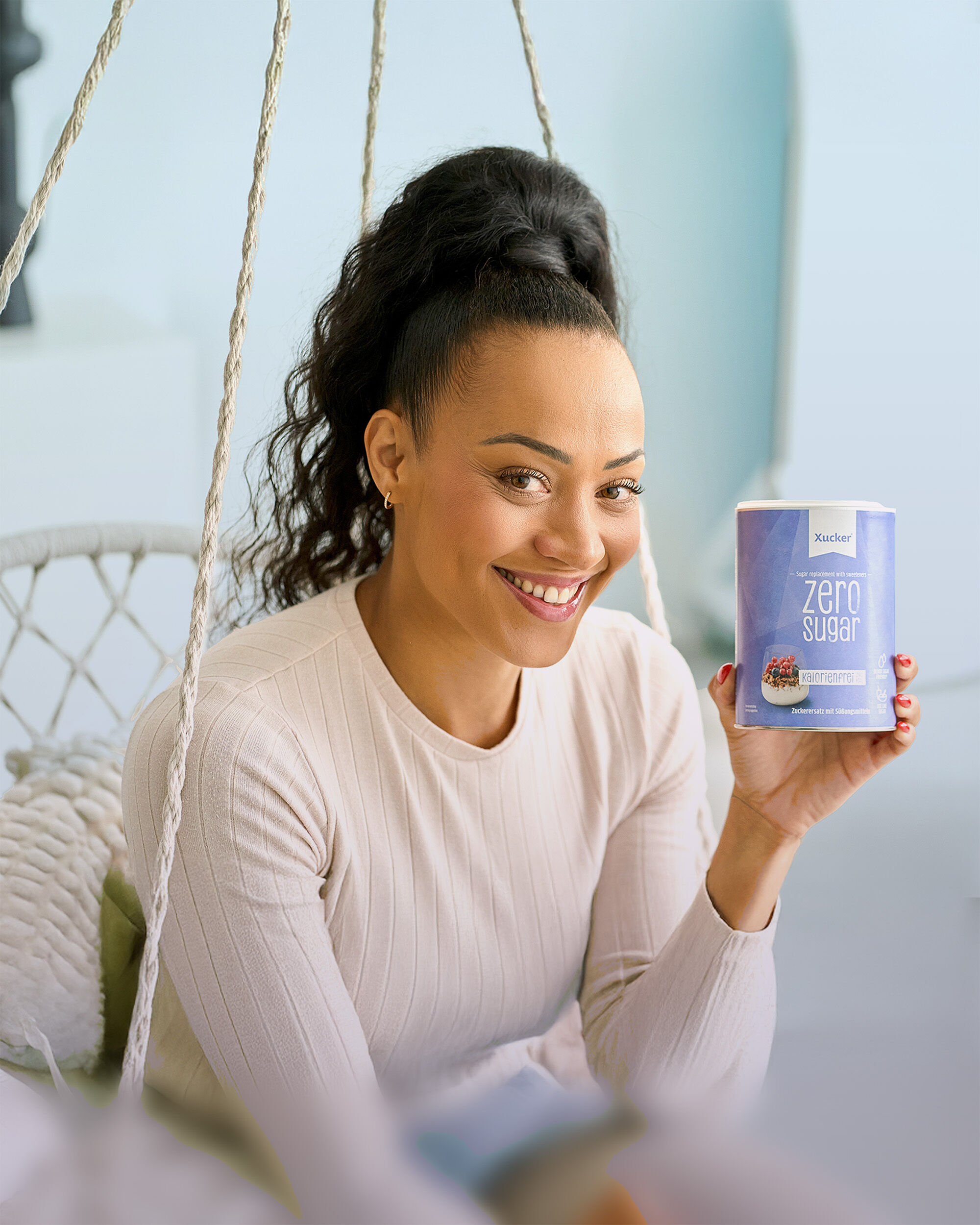 Frau mit Zero Sugar Dose, kalorienfreies Süßungsmittel