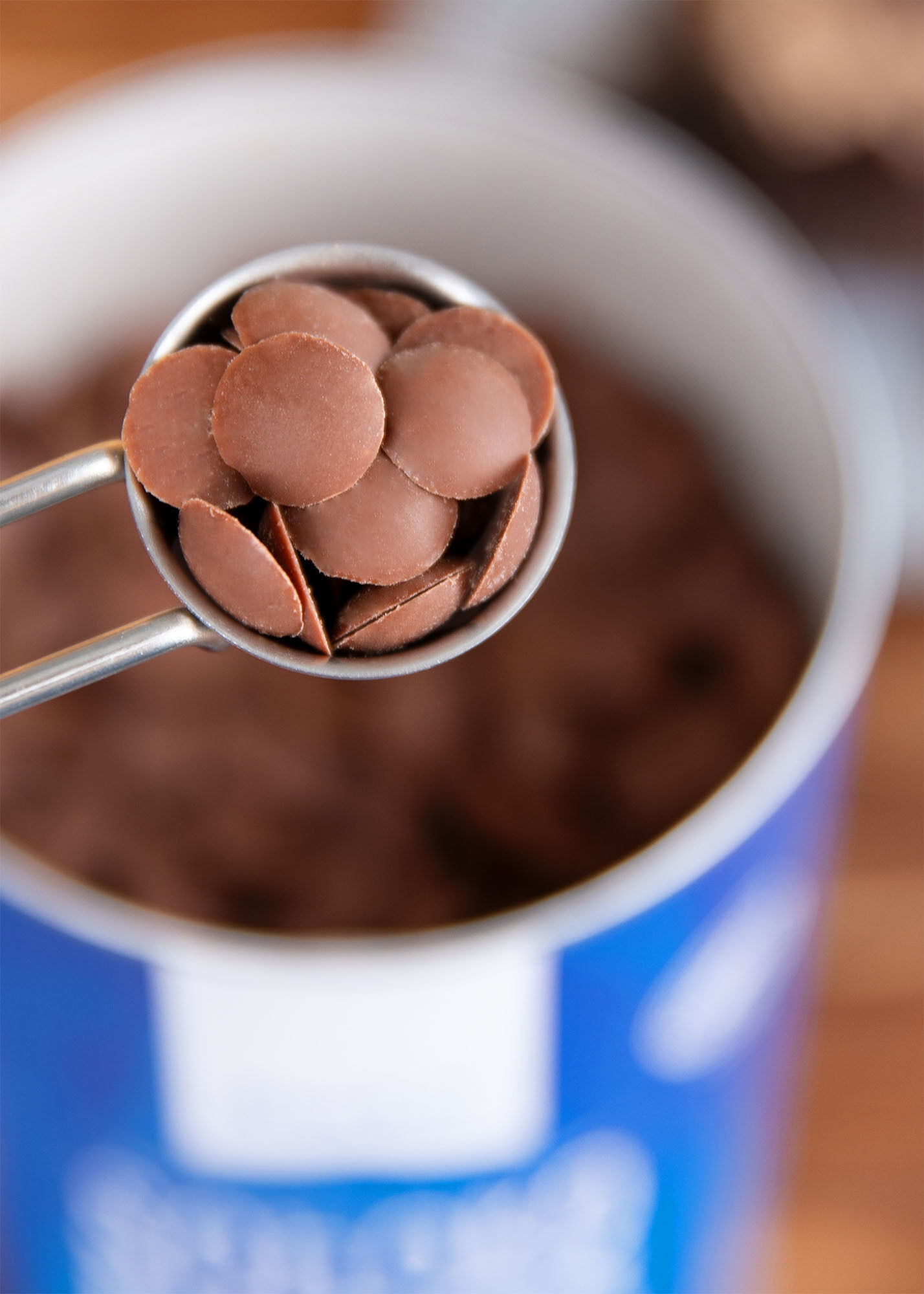 Nahansicht Schoko-Drops auf einem Löffel