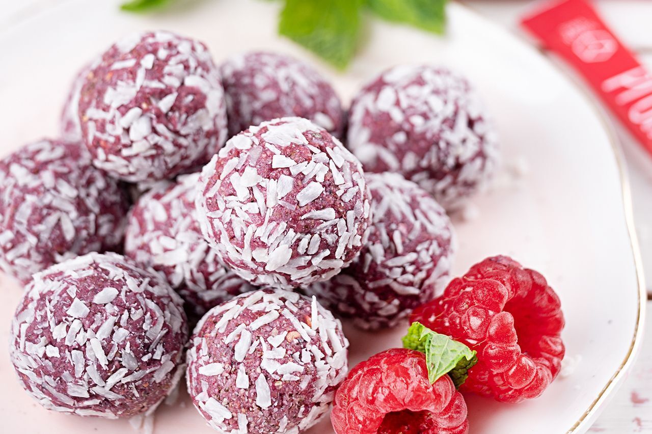 Vegane Energy Balls mit Himbeeren & Kokos
