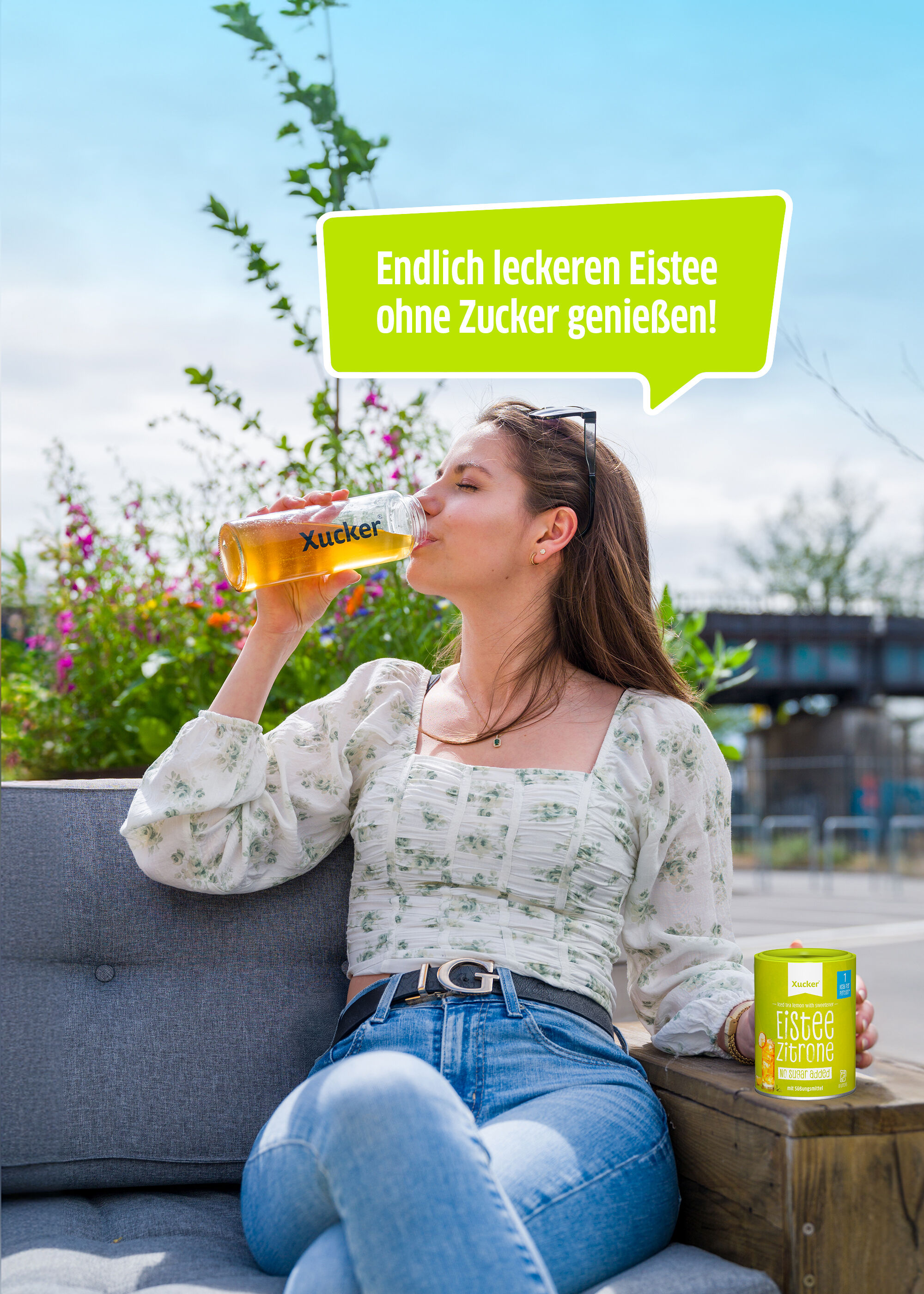 Junge Frau trinkt Eistee von Xucker 