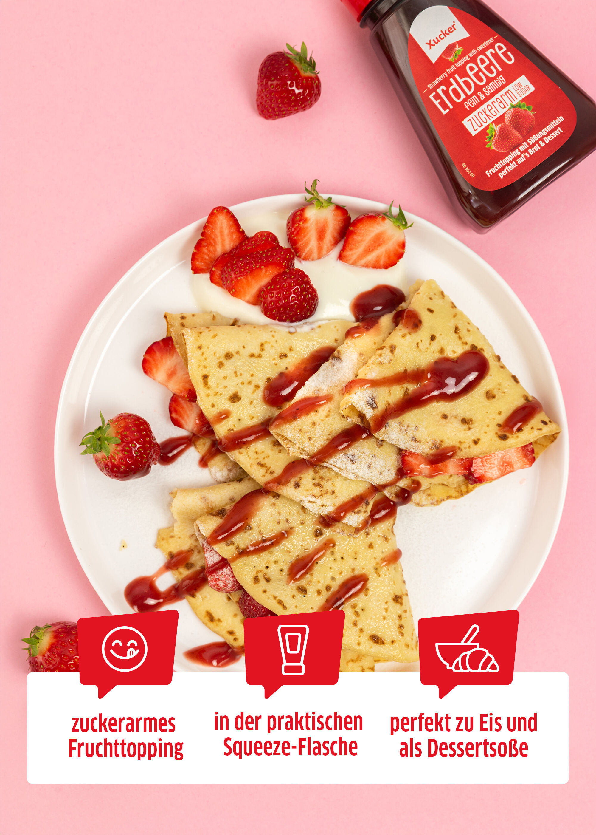 Crêpes mit Erdbeeren, Sahne und Xucker Erdbeer-Topping auf Teller, daneben Flasche und Werbetext auf rosa Hintergrund.