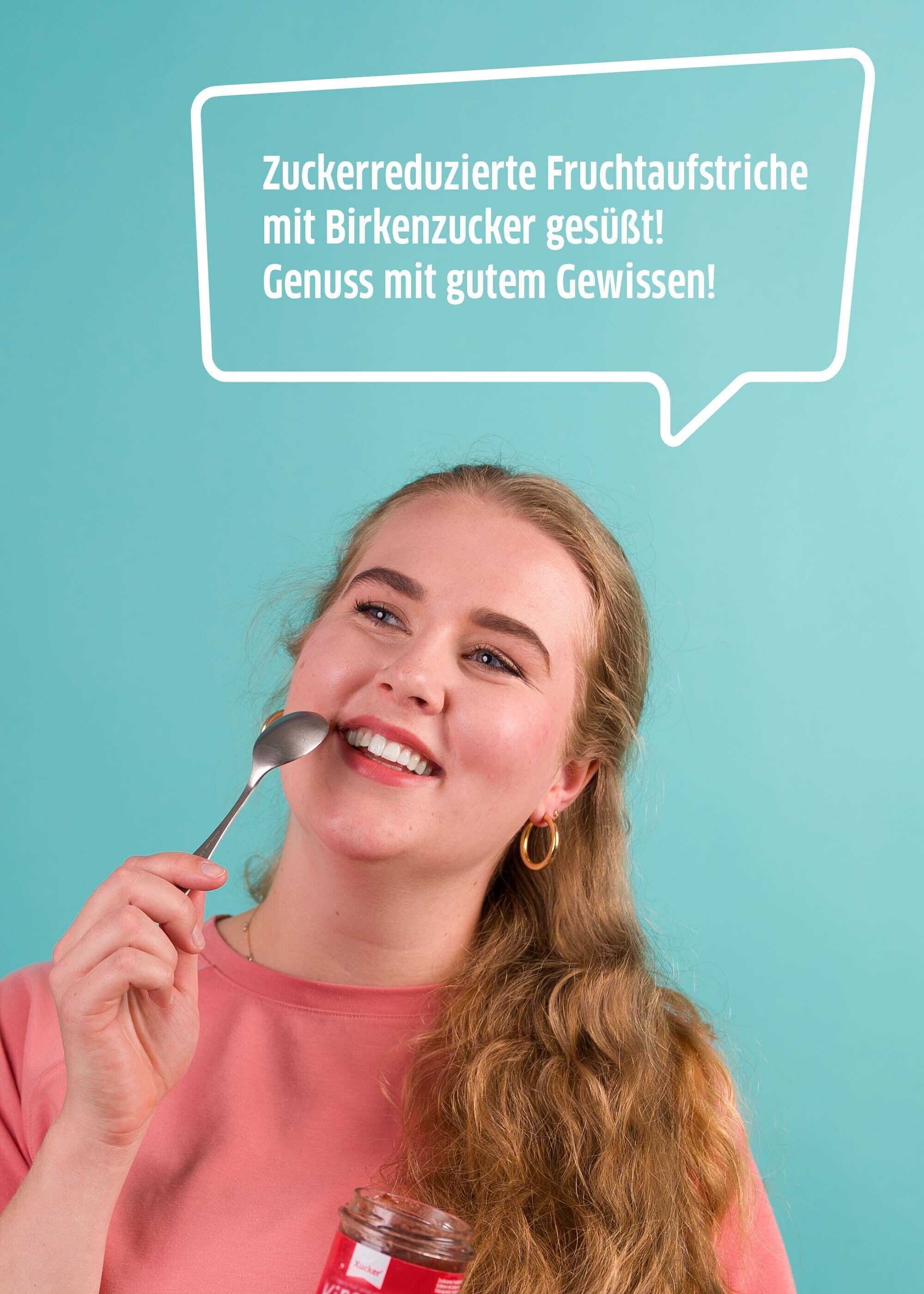 Kundin genießt den Xucker Kirschaufstrich mit einem Laecheln.