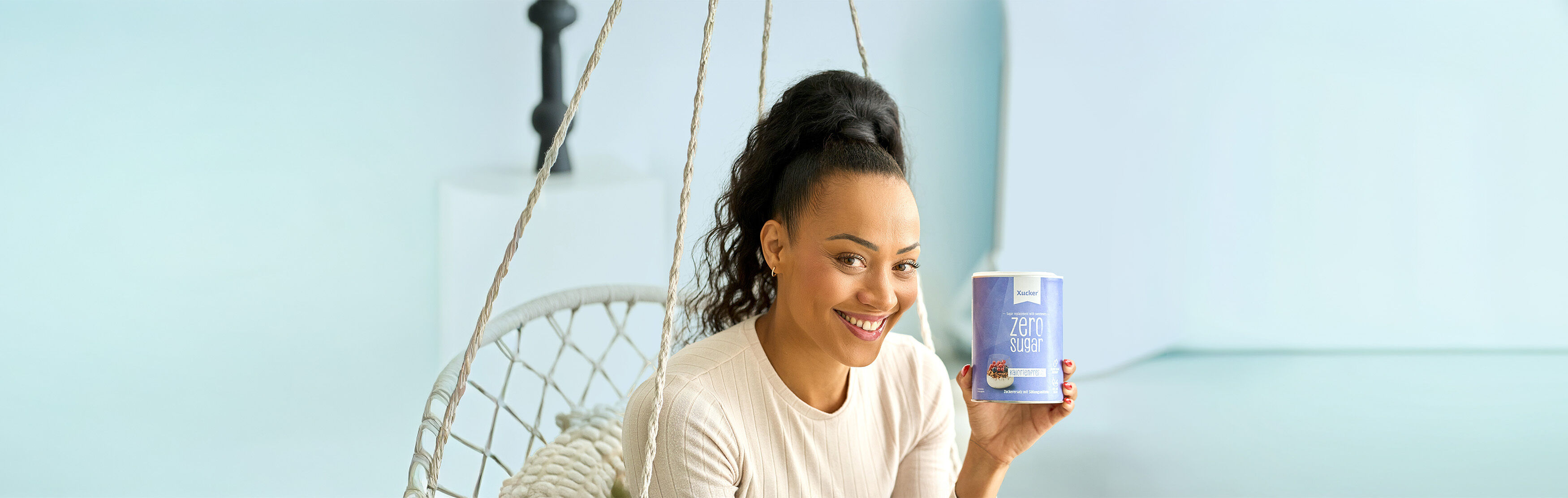 Frau mit Zero Sugar Dose, kalorienfreies Süßungsmittel