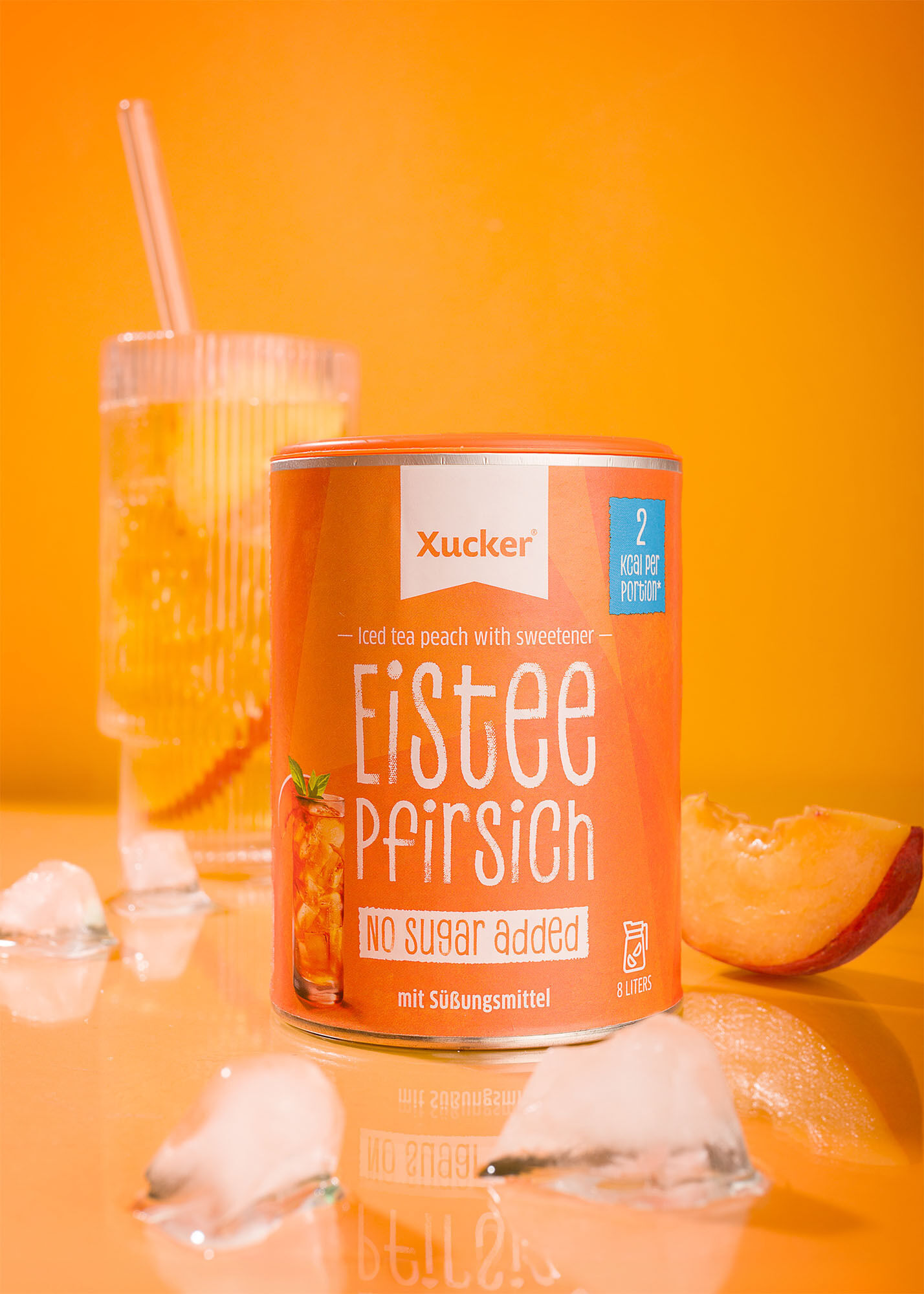Xucker Eistee-Pfirsich – zuckerarmes Pulver für erfrischende Pfirsich-Getränke mit natürlichen Aromen - Frontbild mit Eiswürfeln