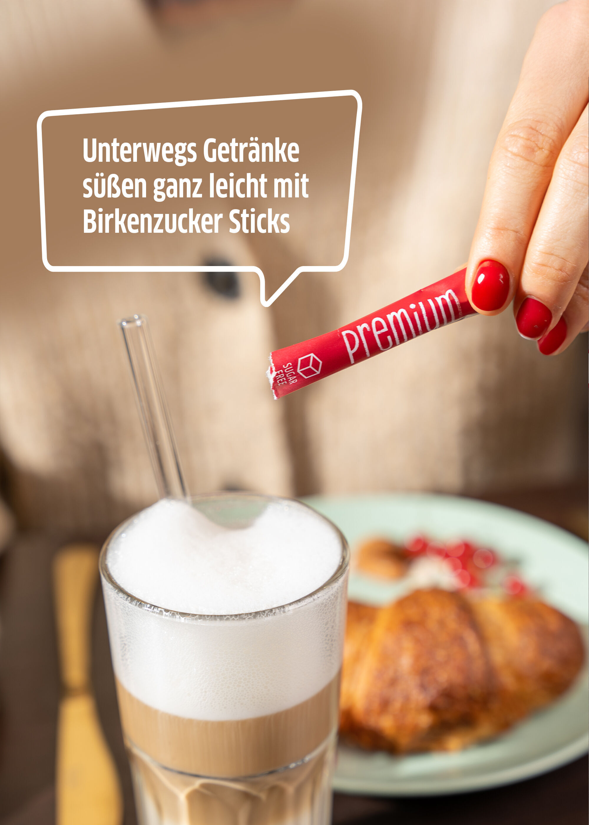 Glückliche Person genießt ihren Kaffee mit den zuckerfreien Xucker Premium Sticks