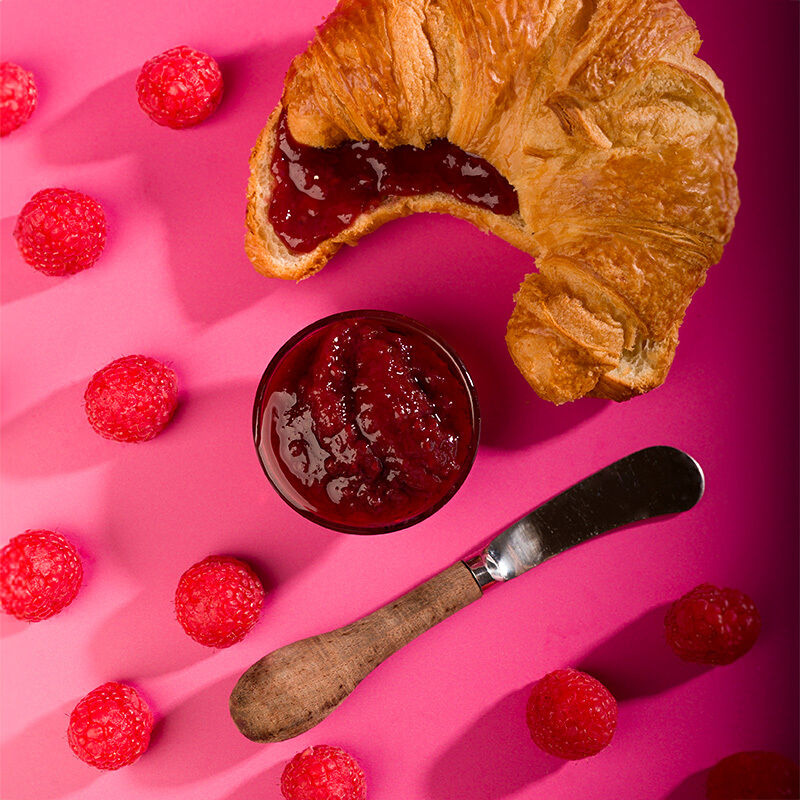 Croissant mit Himbeermarmelade ohne Zuckerzusatz im Schälchen