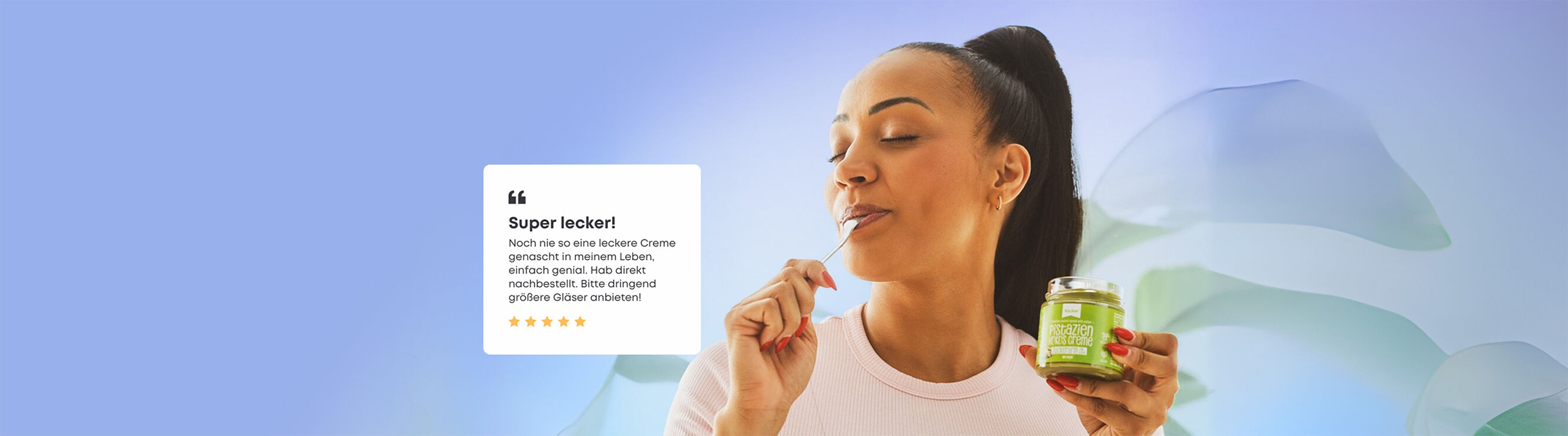 Frau genießt Xucker Kokos Pistaziencreme ohne Zuckerzusatz, leckerer Brotaufstrich mit Pistazien