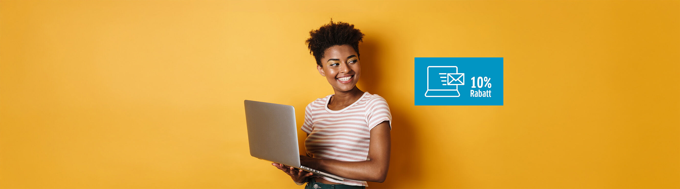 Frau freut sich über Rabatt  bei Anmeldung zum newsletter von 10%