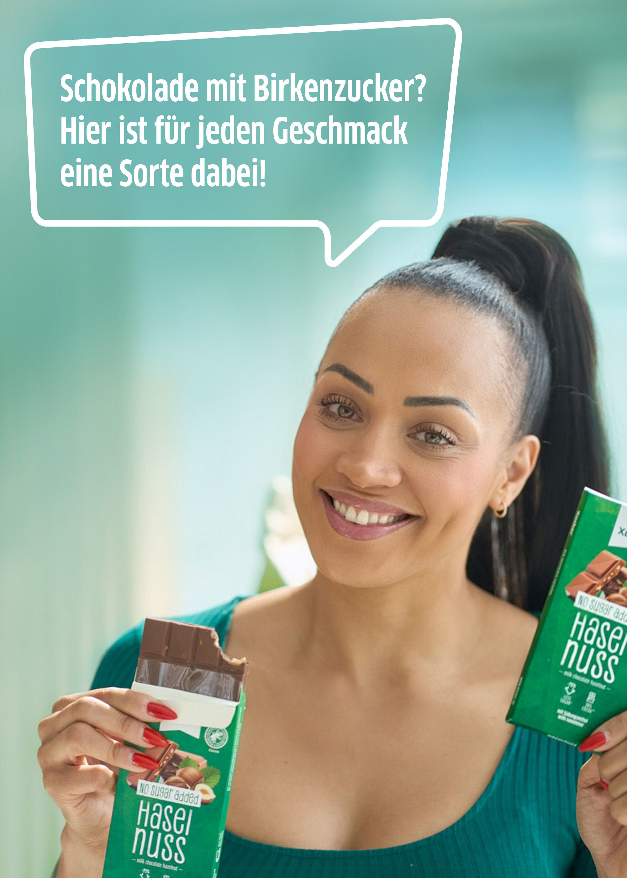 Person genießt die Xylit-Schokolade Vollmilch mit Haselnuss von Xucker