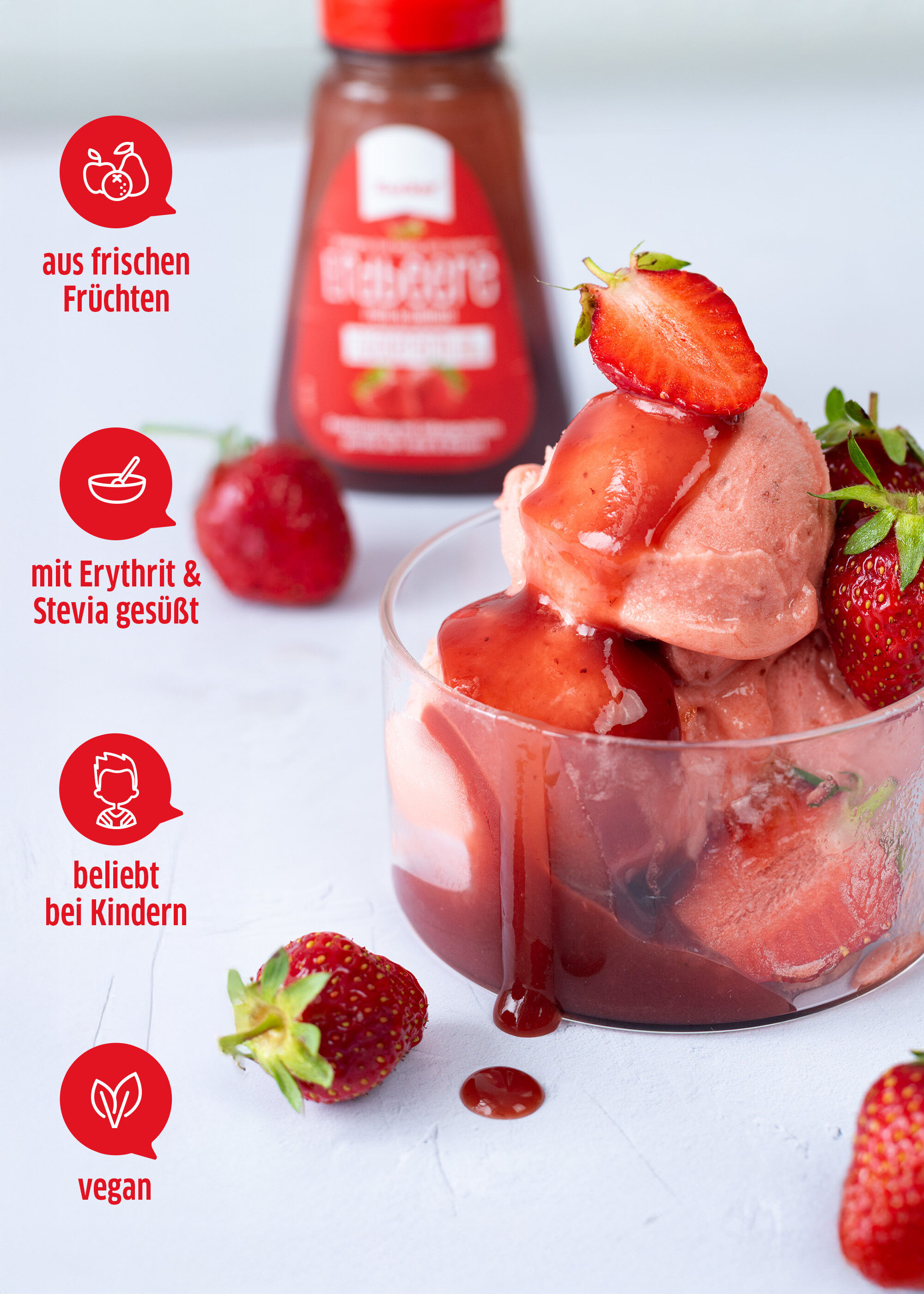 Erdbeer-Eis mit Xucker Erdbeer-Topping im Glas, daneben Flasche und Erdbeeren, ergänzt mit Info-Icons zu Vorteilen.