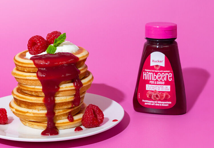 Pancakes mit Xucker Himbeer-Fruchttopping ohne Zuckerzusatz, fruchtig und perfekt zum Frühstück oder Dessert