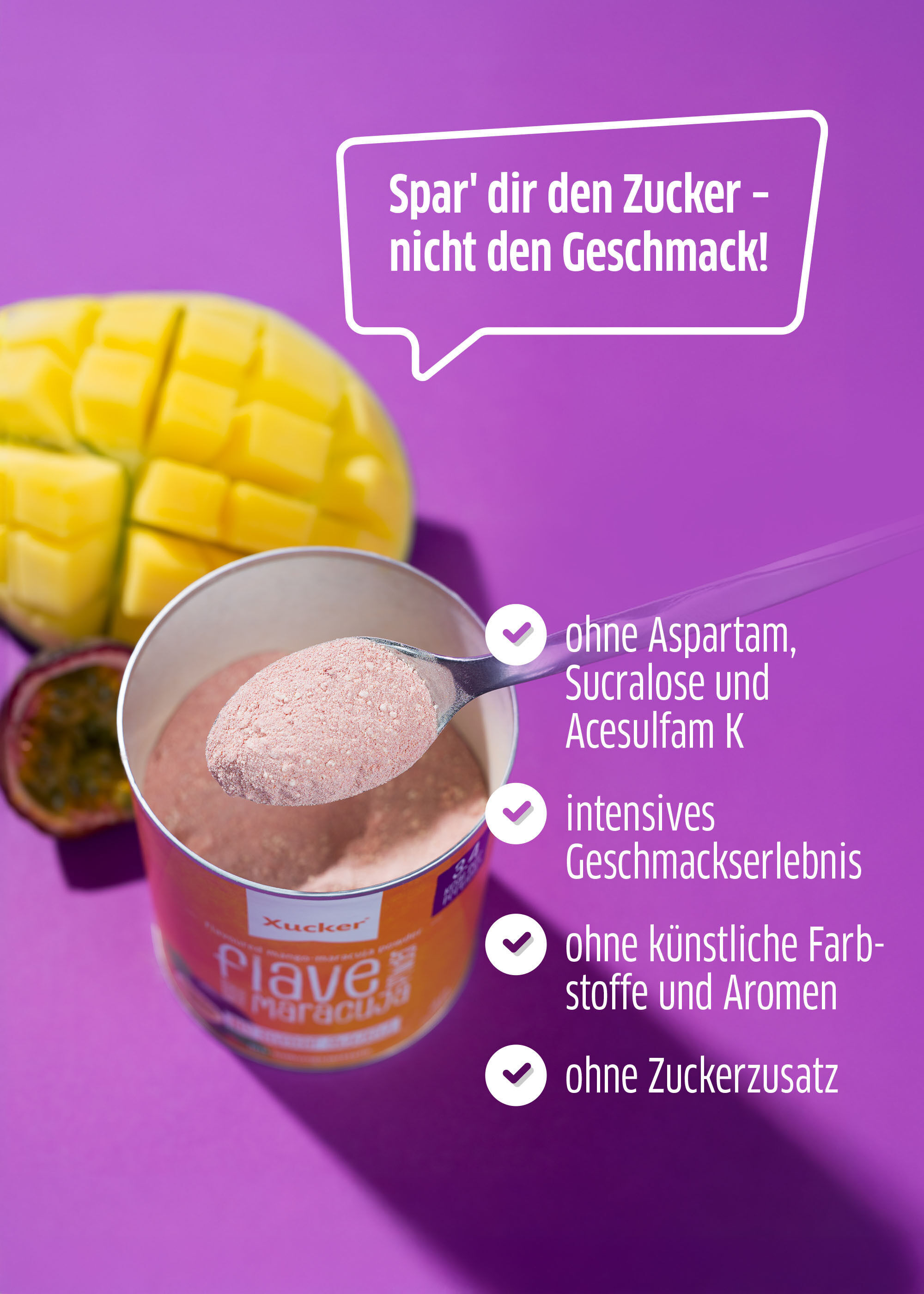 Xucker Mango-Maracuja Flave Powder – fruchtiges Pulver zum Verfeinern von Getränken und Desserts - im Fokus neben einer Mango und einer Maracuja