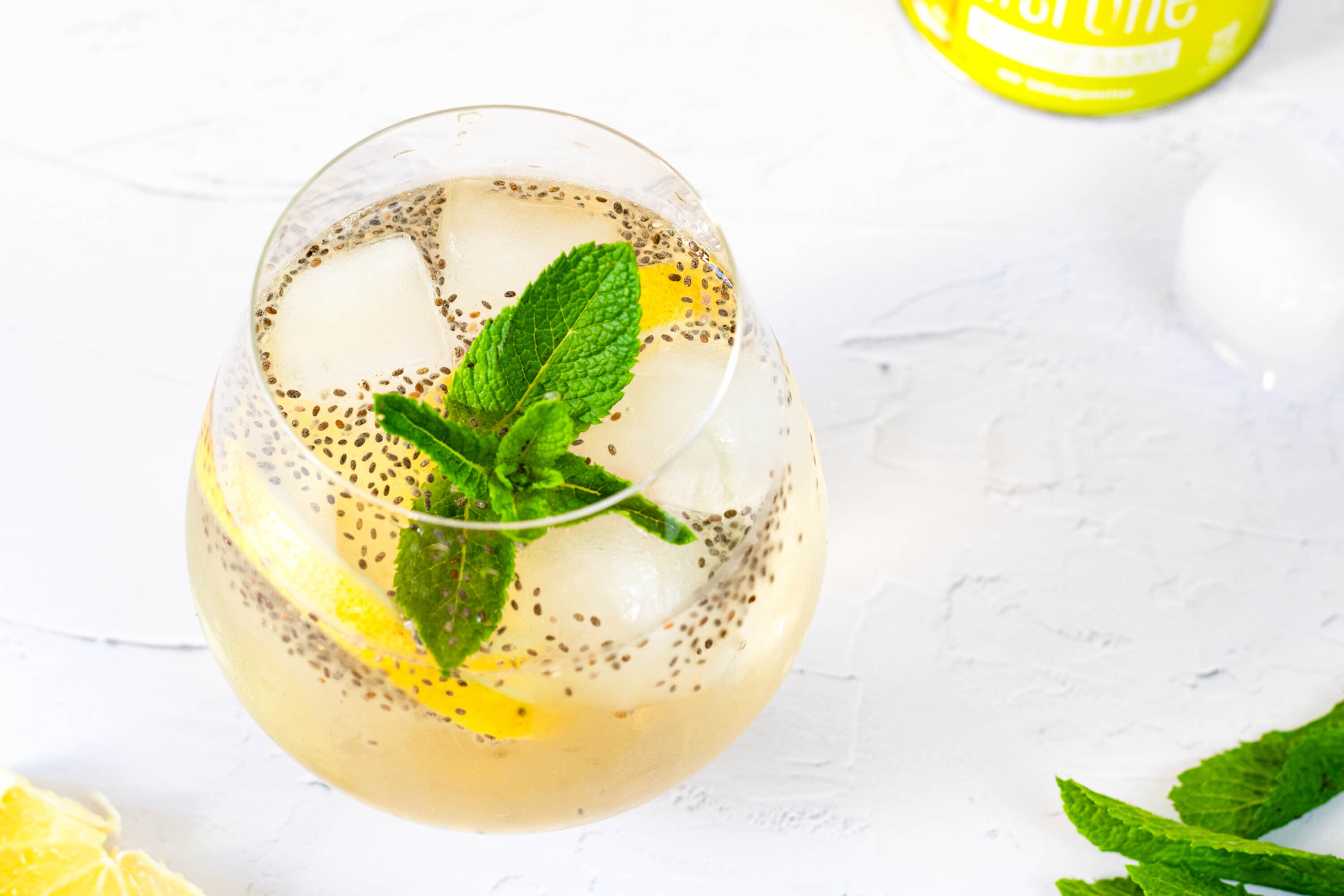 Erfrischender Zitronen-Eistee mit Chiasamen