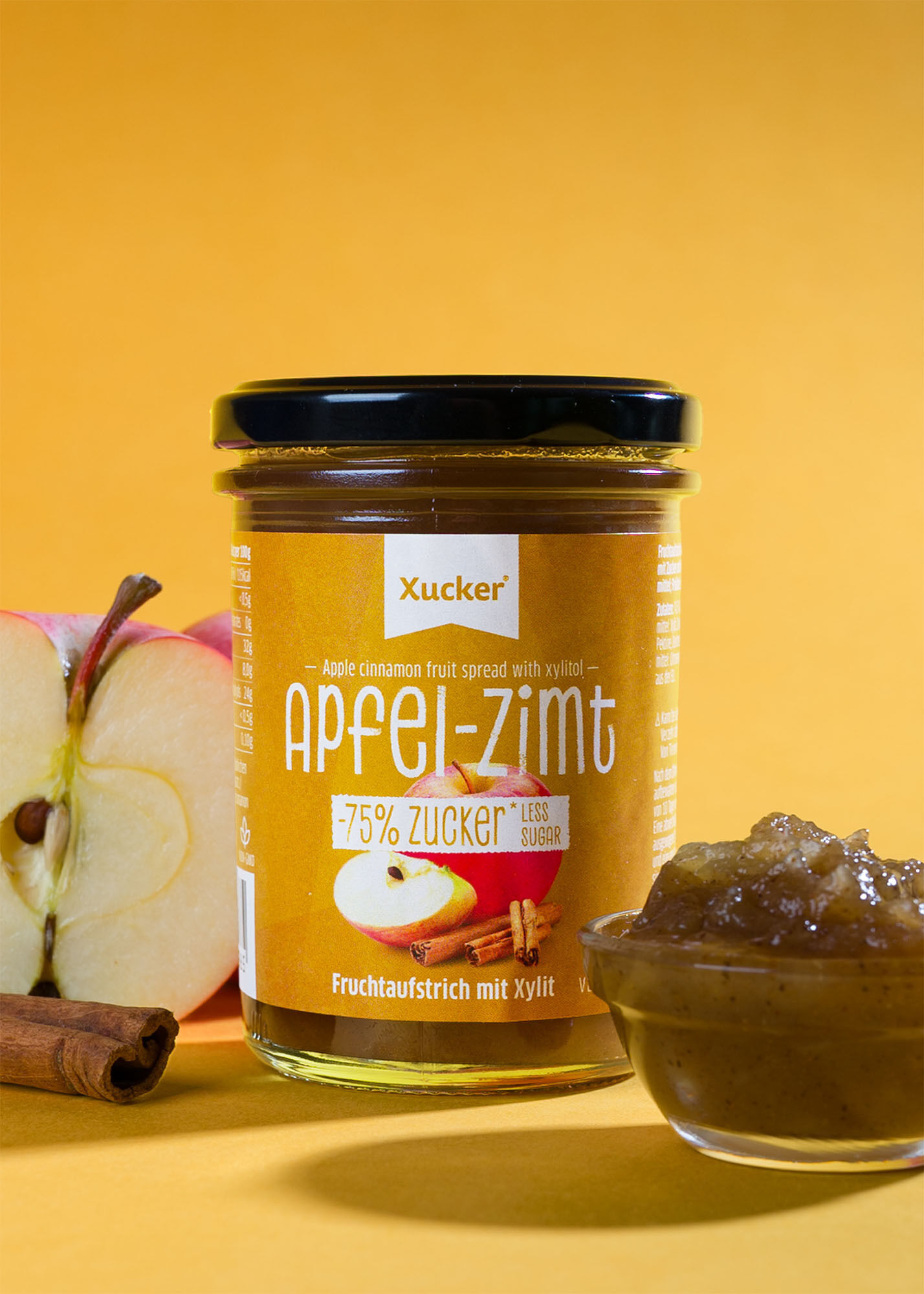 Xucker Apfel-Zimt Aufstrich – Aromatisch und fruchtig, mit weniger Zucker fuer vielseitigen Genuss auf Brot, Toast oder im Dessert - Glas mit Apfel und Zimt.